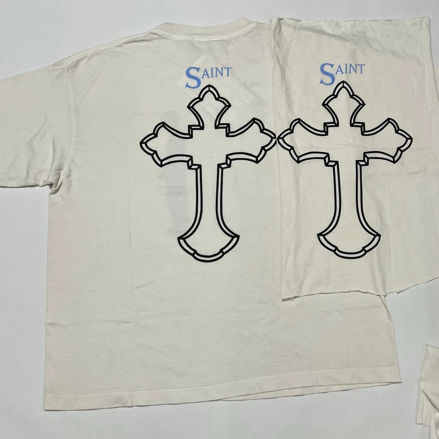 Printing and patterning SAINT Mxxxxxx × PAC 2PC_SS TEE/2PAC/WHT 2PAC co-branded 2PAC rapper TEE off-white S-XL This season's hottest and most important co-branded series is undoubtedly the 2PAC co-branded. The eternal god in the rap industry. 2PAC fans must invest in it. Accessories are in full range. 2PAC co-branded main label/co-branded wash label/SAINT black main label/little angel anti-counterfeiting label
